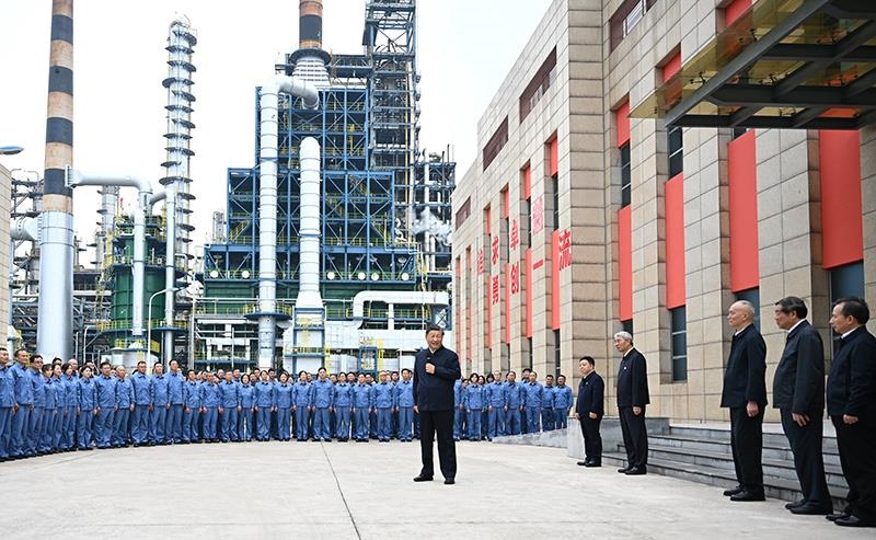 △2023年10月10日，在江西考察的習(xí)近平總書記來到中國石化九江分公司，同企業(yè)員工親切交流。