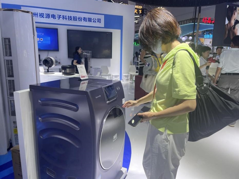 在廣東館展區(qū)內(nèi)，觀展者正在了解家用電器性能。人民網(wǎng)記者 楊迪攝