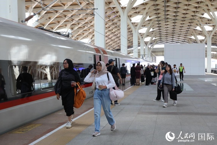 在雅萬高鐵雅加達(dá)哈利姆站站臺(tái)，乘客準(zhǔn)備登上動(dòng)車組列車。人民網(wǎng)記者 曹師韻攝
