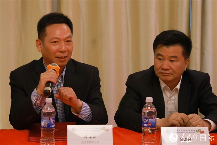 武漢市僑聯(lián)主席徐祥忠（左）在座談會(huì)上致辭。人民網(wǎng)記者 陳海琪攝