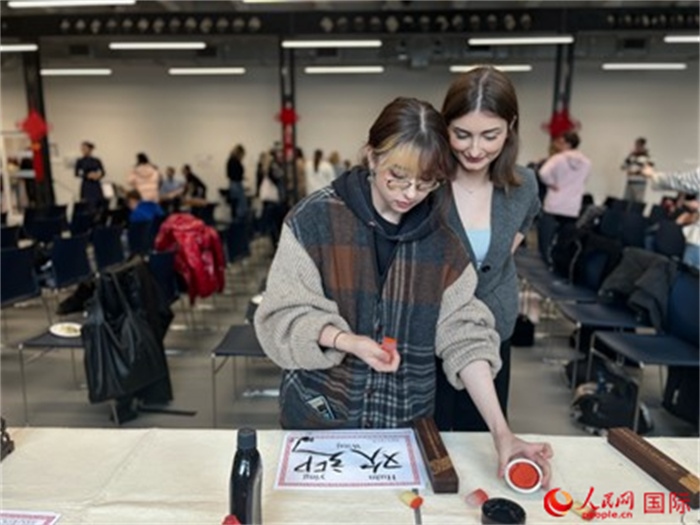 學生現(xiàn)場體驗中國書法。人民網(wǎng)記者 禹麗敏攝