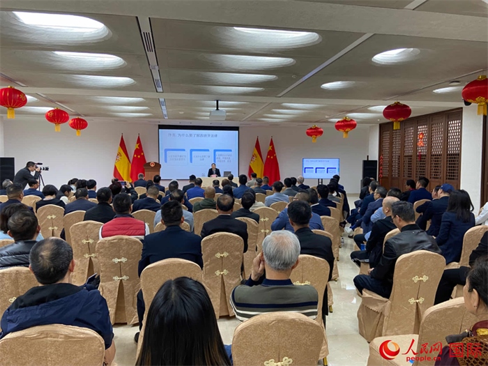 季奕鴻律師主講法律知識。人民網(wǎng)記者 范劍青攝