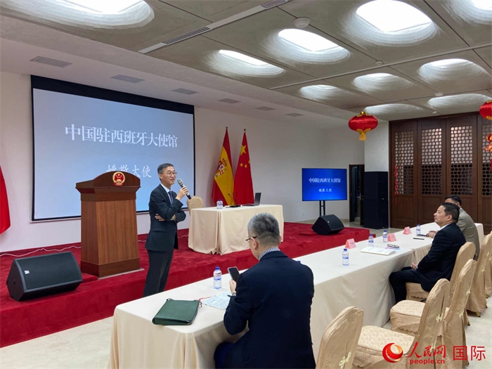 中國駐西班牙大使姚敬在僑界法治講座上致辭。人民網(wǎng)記者 范劍青攝