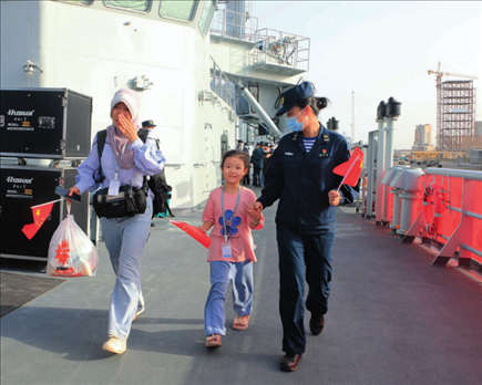 海軍軍艦赴蘇丹緊急撤離我在蘇丹人員。圖為海軍官兵帶領(lǐng)同胞登艦（2023年4月26日攝）。丁家興攝