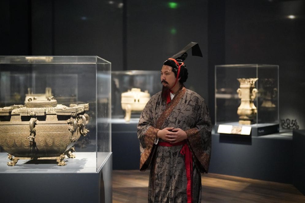 4月19日，一名觀眾身著漢服在美國舊金山亞洲藝術(shù)博物館舉辦的“鳳凰故國——青銅時代曾楚藝術(shù)展”上參觀。新華社記者吳曉凌攝