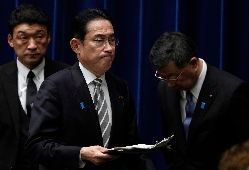 2023年12月13日，日本首相岸田文雄（中）在日本東京首相官邸召開記者會(huì)后走過時(shí)任內(nèi)閣官房長(zhǎng)官松野博一（右）。新華社發(fā)（Pool圖片，弗蘭克·羅比雄攝）