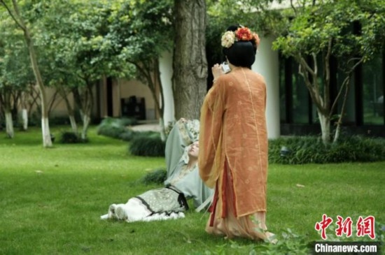 漢服愛(ài)好者在中國(guó)絲綢博物館里拍攝照片。毛瑜 攝