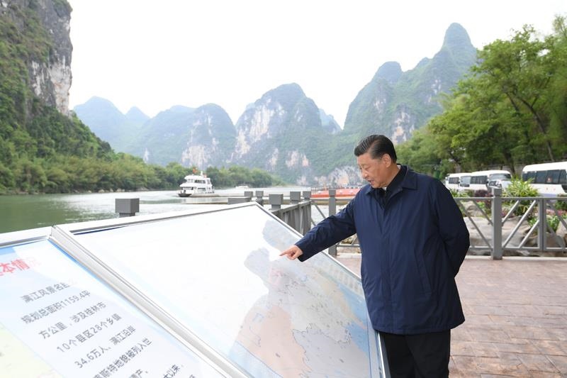 △2021年4月25日，習(xí)近平總書記在廣西桂林市陽朔縣漓江楊堤碼頭，了解漓江流域綜合治理、生態(tài)保護等情況。