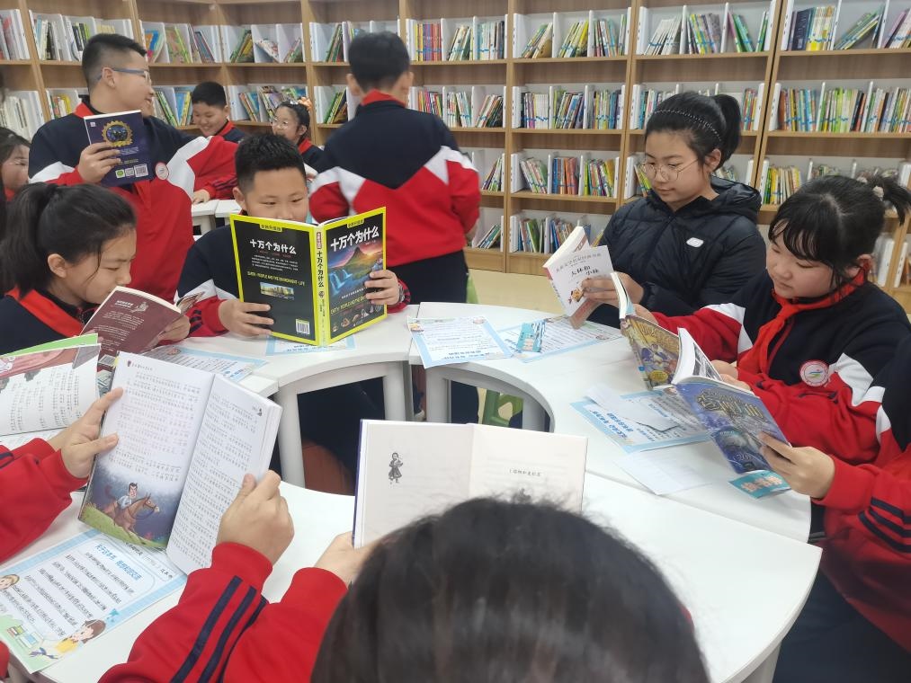 3月28日，遼寧省沈陽市鐵西區(qū)重工街第一小學(xué)的同學(xué)們在智慧圖書借閱室里專注閱讀。（沈陽市鐵西區(qū)委宣傳部供圖）