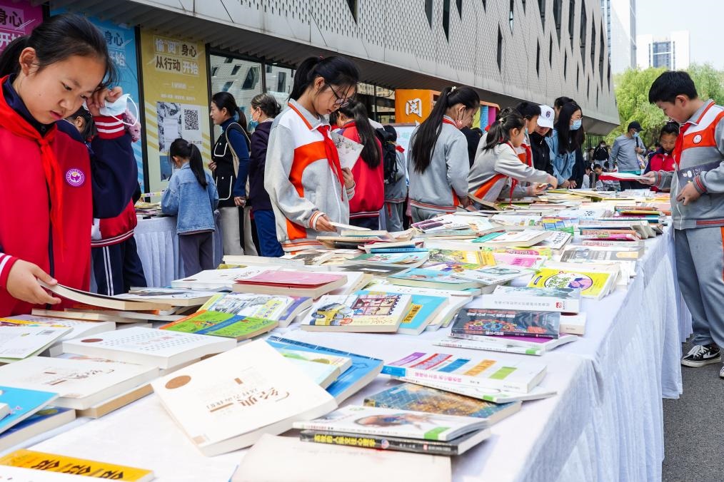 4月20日，山東省濟南市第十四屆“書香泉城”全民閱讀節(jié)在濟南市圖書館啟動，小學(xué)生在閱讀節(jié)上參與換書活動。新華社記者 朱崢 攝