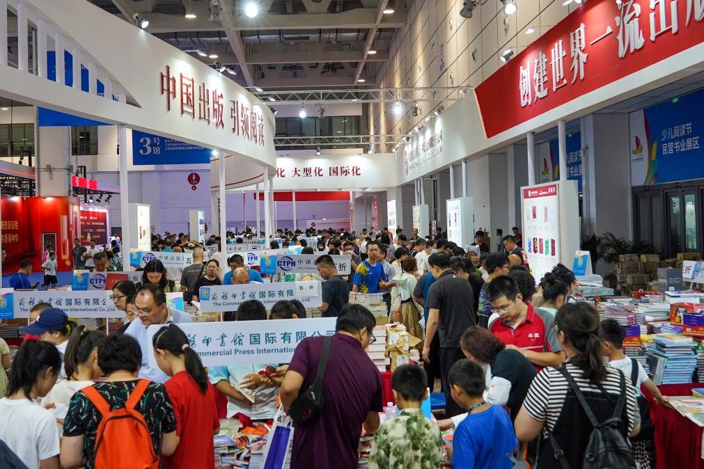 2023年7月31日，在第31屆全國圖書交易博覽會上，讀者在閱覽選購新書。新華社記者 朱崢 攝