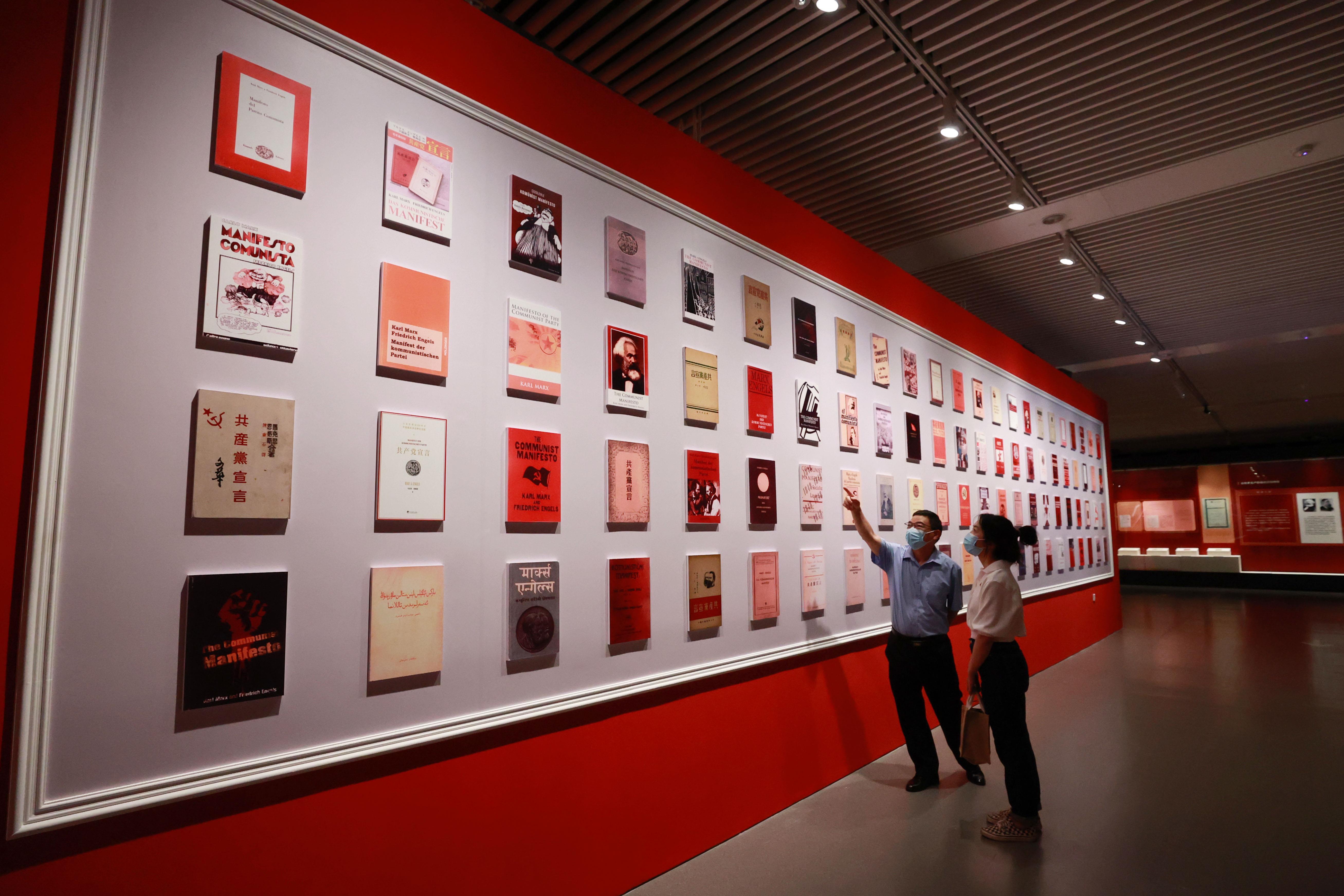 △2021年8月5日，觀眾在國(guó)家圖書館觀看不同版本的《共產(chǎn)黨宣言》。