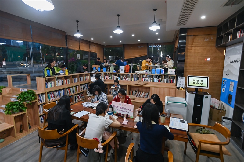 4月22日，讀者在重慶一家24小時(shí)城市智慧書房中閱讀。圖片來源：視覺中國