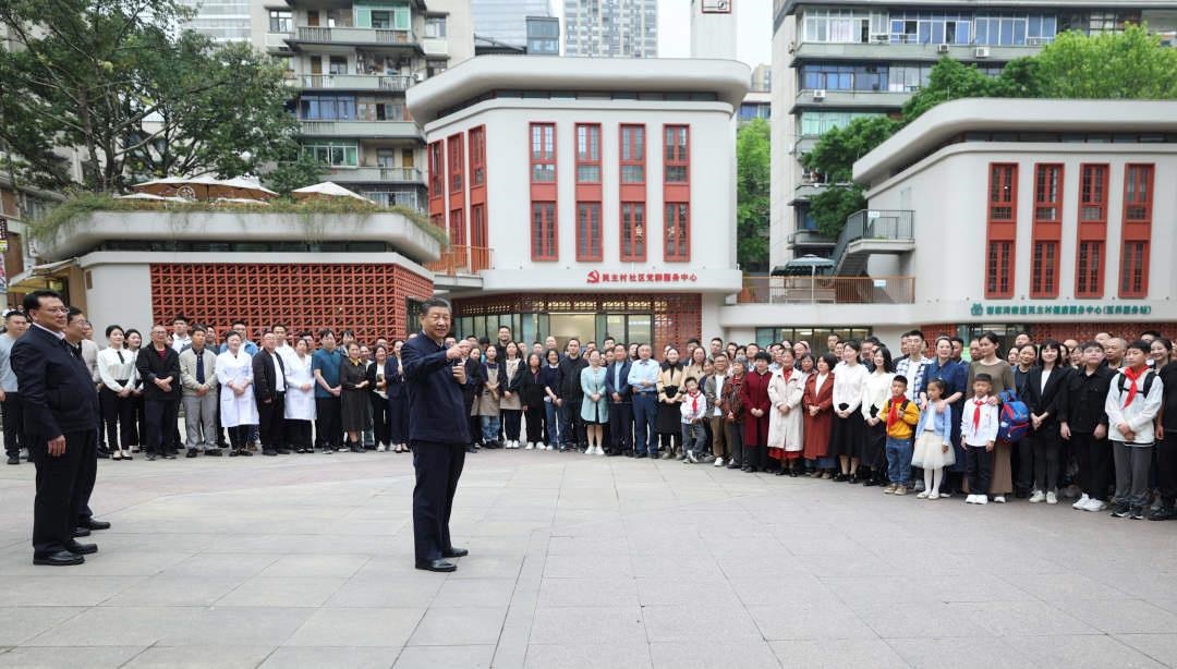 △2024年4月22日，習(xí)近平總書記來到重慶九龍坡區(qū)謝家灣街道民主村社區(qū)考察。