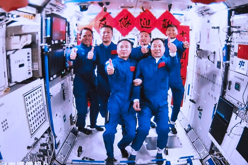 2023年5月30日，神舟十五號航天員乘組與神舟十六號航天員乘組拍下“全家福”的畫面。
