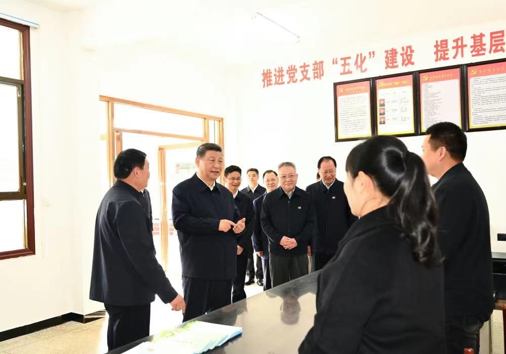 △2024年3月19日，習(xí)近平總書記在湖南常德市鼎城區(qū)謝家鋪鎮(zhèn)港中坪村黨群服務(wù)中心了解當(dāng)?shù)貫榛鶎訙p負(fù)、提升基層治理效能等情況。