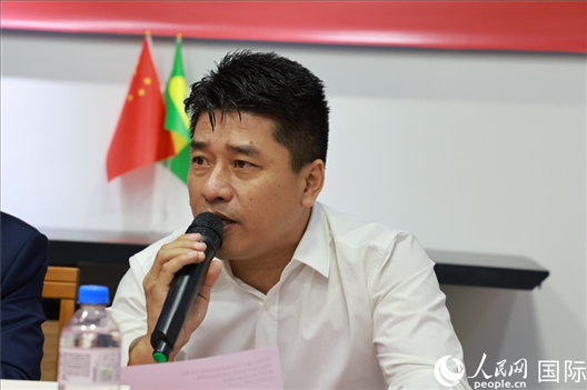 巴西中國(guó)浙江商會(huì)會(huì)長(zhǎng)鄭俠茂在座談會(huì)上致辭。人民網(wǎng)記者 陳海琪攝