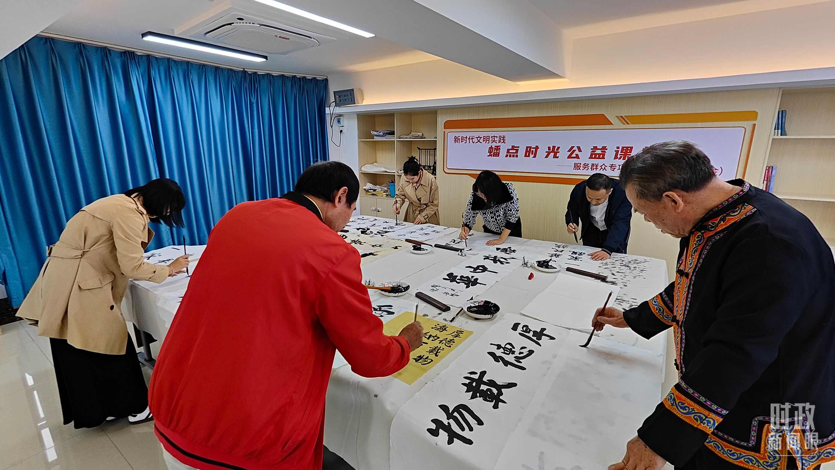 △廣西南寧市多民族社區(qū)——盤龍社區(qū)居民練習(xí)書法。（總臺(tái)央視記者楊立峰拍攝）