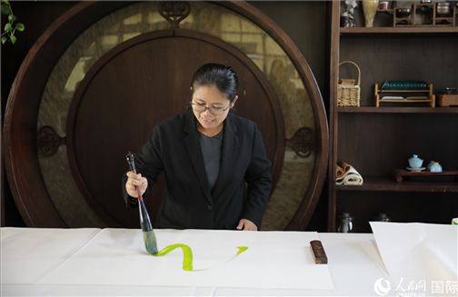 緬甸駐華大使館副館長、公使銜參贊杜欣瑪泰參加《五百筆·瀾湄合作》集體藝術創(chuàng)作。人民網(wǎng)王婧攝