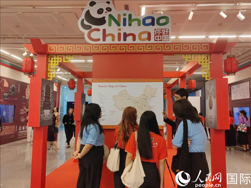 泰國學(xué)生在工作人員講解下觀展。人民網(wǎng)記者 楊一攝