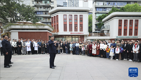 4月22日至24日，中共中央總書記、國(guó)家主席、中央軍委主席習(xí)近平在重慶考察。這是22日下午，習(xí)近平在九龍坡區(qū)謝家灣街道民主村社區(qū)考察時(shí)，同社區(qū)居民親切交流。新華社記者 鞠鵬 攝