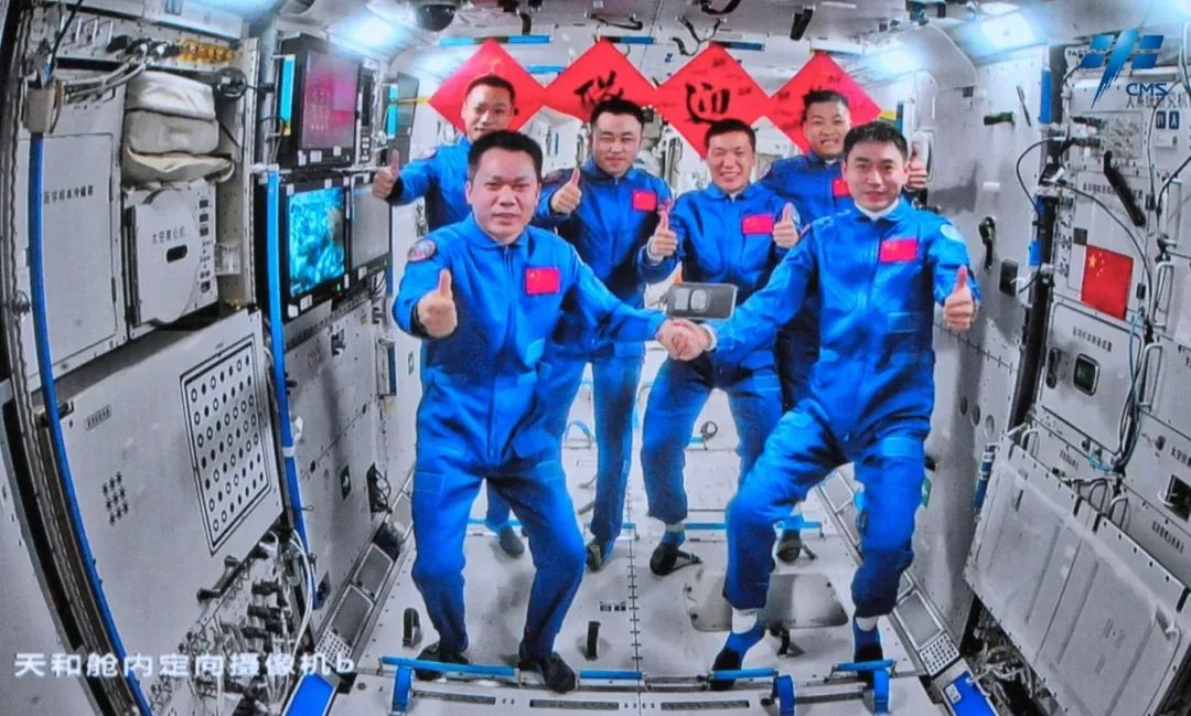 神舟十七號(hào)、神舟十八號(hào)兩個(gè)航天員乘組“太空會(huì)師”。來源：中國(guó)載人航天工程