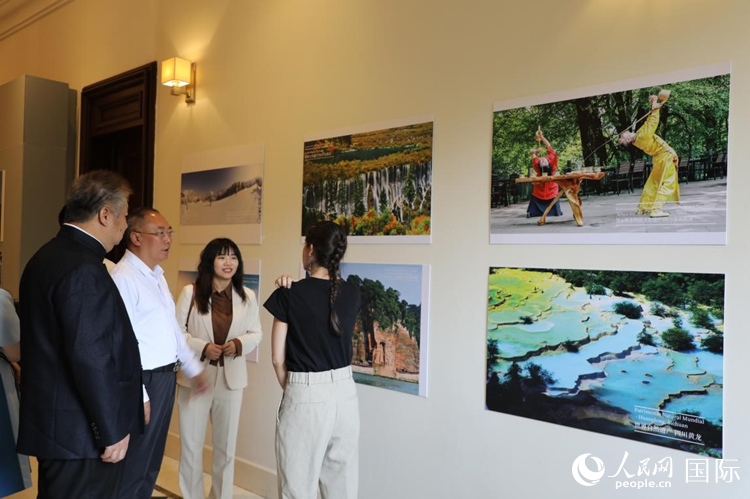 四川省文化和旅游廳副廳長(zhǎng)王成平、墨西哥松林文化中心展覽部主任盧西亞·恩里克斯·岡薩雷斯·薩拉維亞、墨西哥中國(guó)文化中心主任石岳文參觀圖片展。拍攝者為墨西哥分社外籍雇員埃內(nèi)斯托·多明戈斯