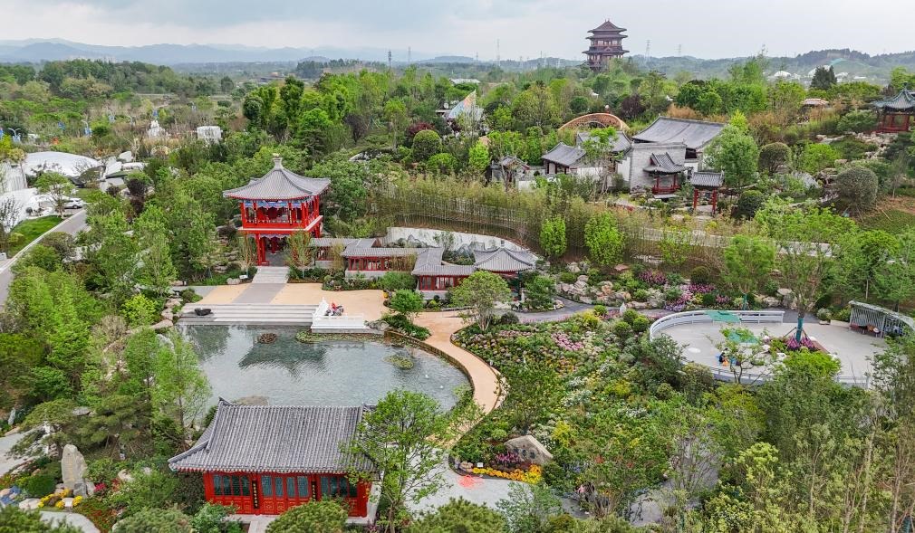 這是2024年4月22日拍攝的成都世園會(huì)主會(huì)場(chǎng)北京園（無人機(jī)照片）。新華社記者 王曦 攝