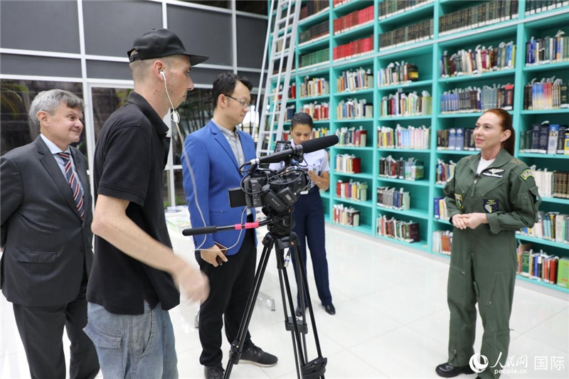 巴西高等防務(wù)學(xué)院院長(zhǎng)卡拉·利里奧·馬丁斯接受了人民網(wǎng)的視頻采訪。 人民網(wǎng)記者 陳一鳴攝
