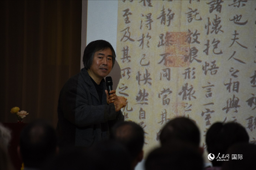 國家畫院王東聲教授介紹中國書法作品。人民網(wǎng)記者 殷淼攝