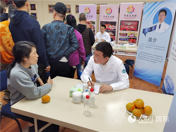 中醫(yī)專家為當?shù)厝A僑華人提供中醫(yī)咨詢和診療服務。 （本報記者 楊謳 攝）