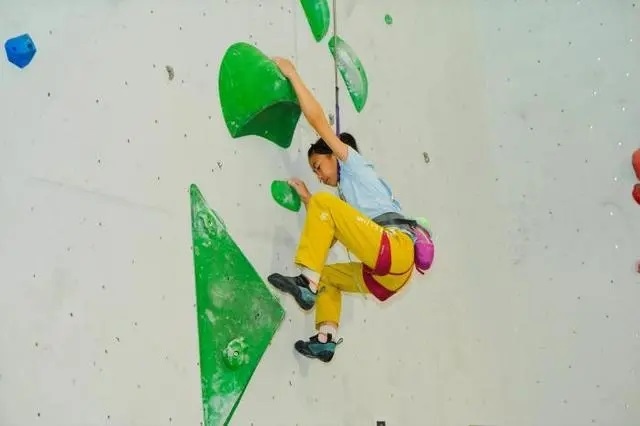 2024年4月16日，全國(guó)青少年攀巖公開賽江山站舉行，選手在比賽中。中國(guó)登山協(xié)會(huì)供圖