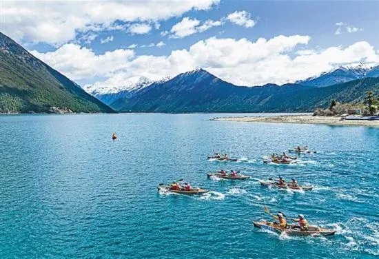 2024年4月20日，2024年巴松措國(guó)際漂流公開賽的選手在比賽中。 新華社記者 孫非攝