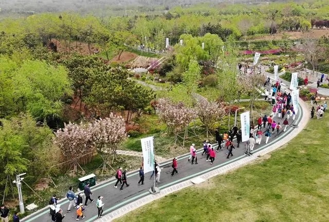 4月27日，登山愛好者在浮山森林公園參加登山健身活動(dòng)（無(wú)人機(jī)照片）。新華社記者 李紫恒攝