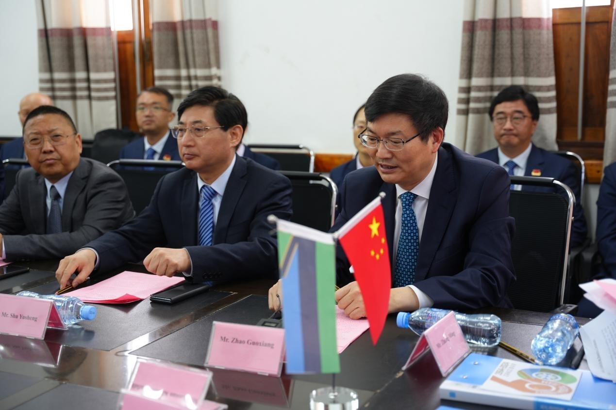 揚州市衛(wèi)健委黨委書記趙國祥在衛(wèi)生部捐贈儀式上發(fā)言。中國援桑醫(yī)療隊供圖