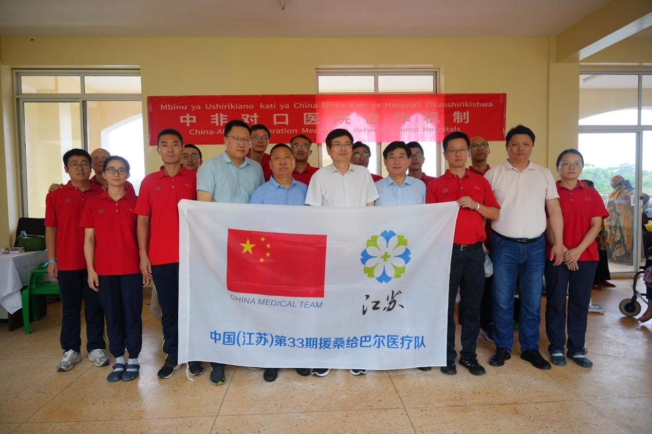 揚州市衛(wèi)健系統(tǒng)代表團和醫(yī)療隊在義診現(xiàn)場合影。中國援桑醫(yī)療隊供圖