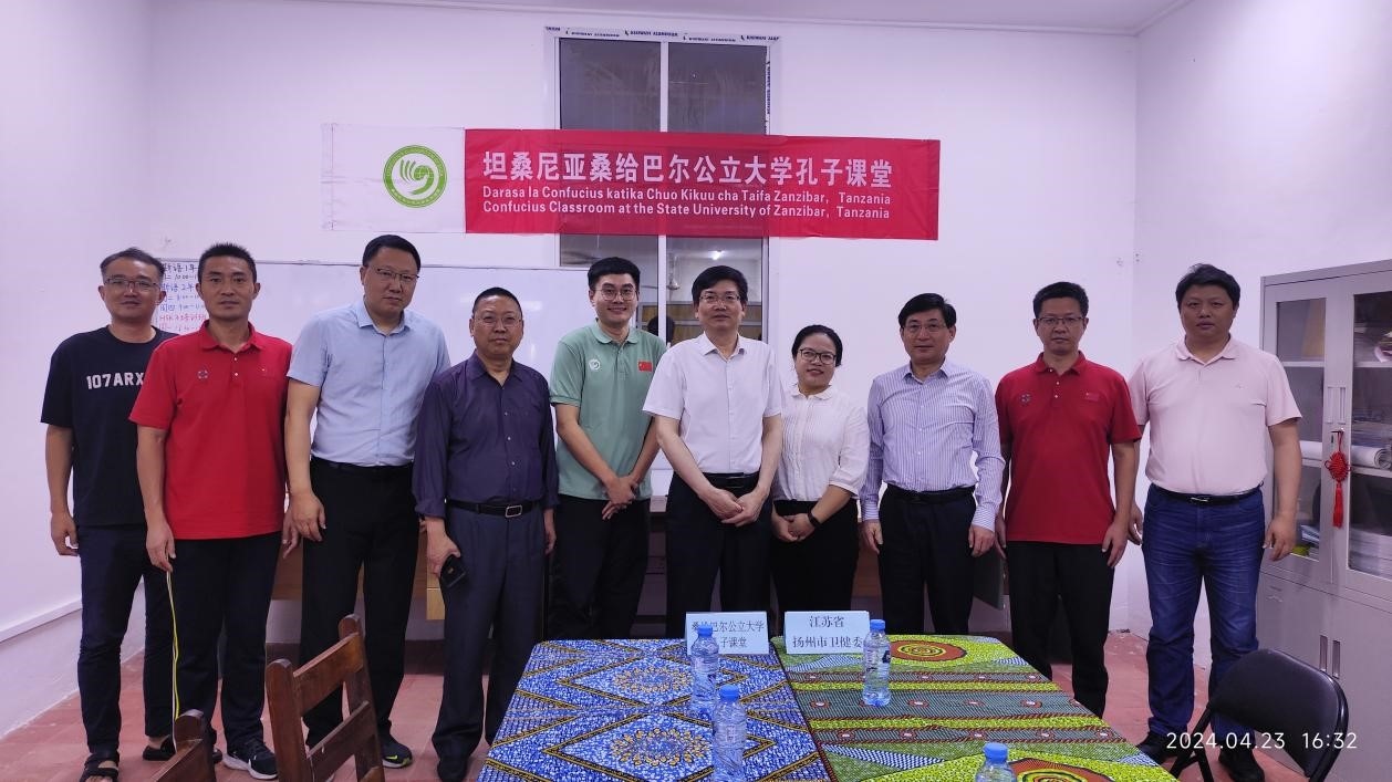 揚州市衛(wèi)健系統(tǒng)代表團和孔子學院老師合影。中國援桑醫(yī)療隊供圖