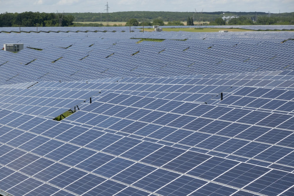 這是2021年5月27日在匈牙利考波什堡拍攝的100兆瓦光伏電站。當日，由中國通用技術集團所屬中國機械進出口（集團）有限公司投資興建的匈牙利考波什堡100兆瓦光伏電站項目在考波什堡市舉行投運啟動儀式。新華社發(fā)（弗爾季·奧蒂洛攝）