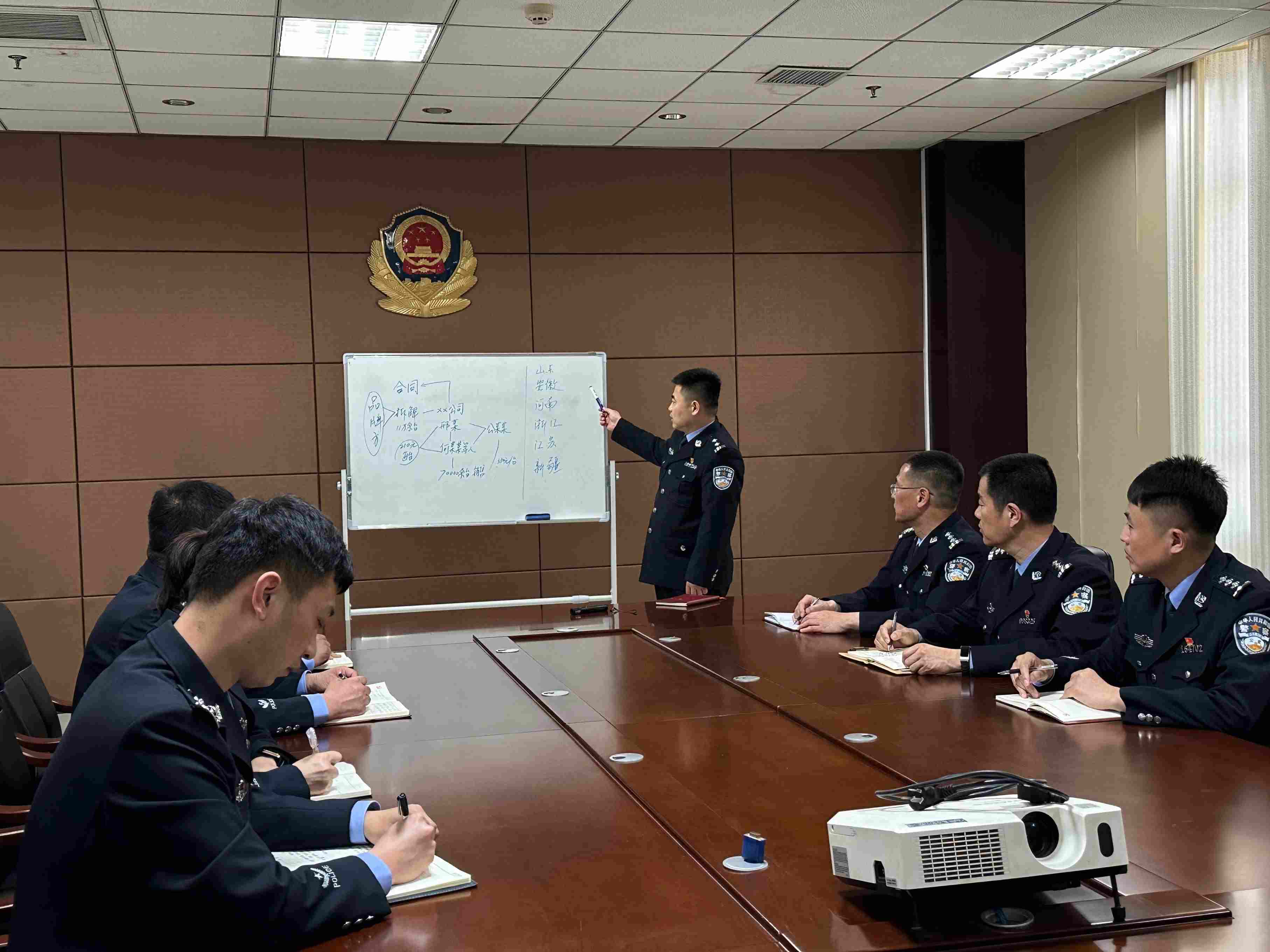 專(zhuān)案組辦案民警介紹案情。人民網(wǎng)記者 郝萍攝