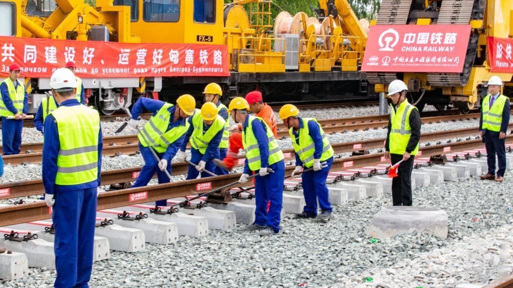 △2024年4月25日，在塞爾維亞北部城市巴奇卡托波拉，匈塞鐵路項(xiàng)目施工人員進(jìn)行匈塞鐵路軌道合龍工作。
