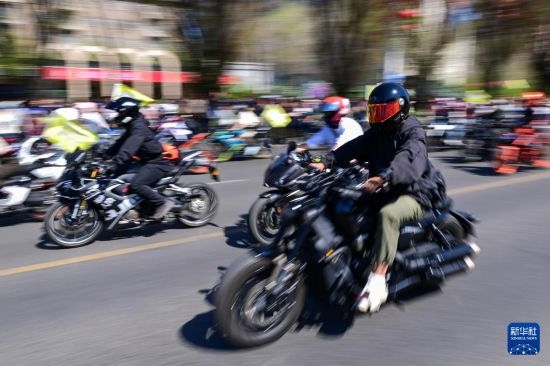 這是4月30日在新疆烏魯木齊市舉行的巡游活動上拍攝的摩托機車方陣。