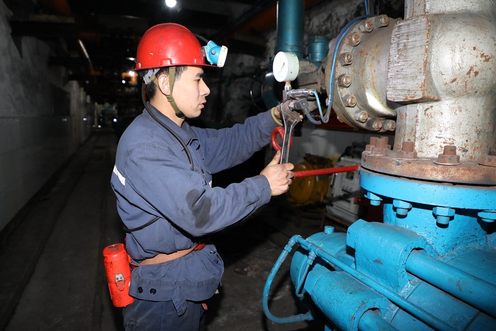 2024年4月30日，冀中能源峰峰集團(tuán)新屯礦機(jī)電區(qū)副區(qū)長顧博在井下泵房檢修水泵。新華社發(fā)