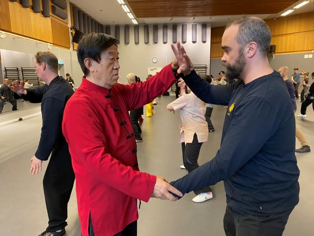 陳正雷老師親自示范指導(dǎo)。斯德哥爾摩中國文化中心供圖