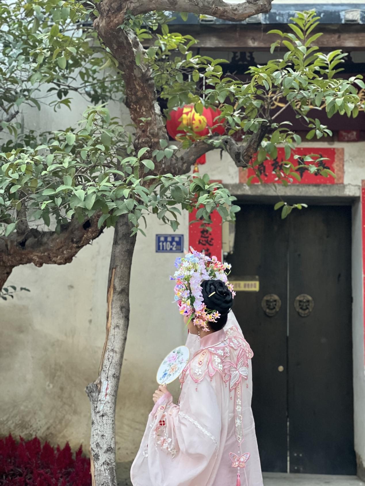 福建泉州，頭戴簪花的游客正拍照留念。人民網(wǎng) 歐陽易佳攝