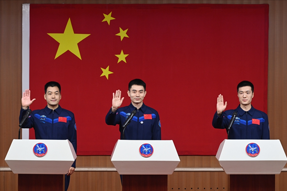 2024年月24日，神舟十八號載人飛行任務航天員葉光富（中）、李聰（右）、李廣蘇在酒泉衛(wèi)星發(fā)射中心問天閣與媒體記者集體見面。