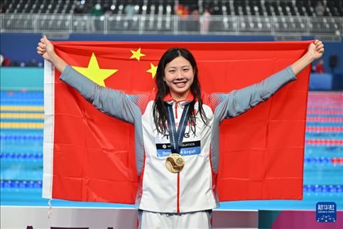 2024年2月13日，2024年世界游泳錦標賽游泳項目女子100米蛙泳決賽在卡塔爾多哈舉行。圖為冠軍中國選手唐錢婷在頒獎儀式后慶祝。新華社記者 薛宇舸 攝
