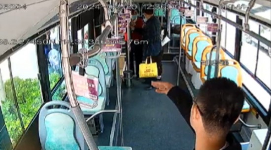 公交車上他一聲大吼！魏杰，好樣的！