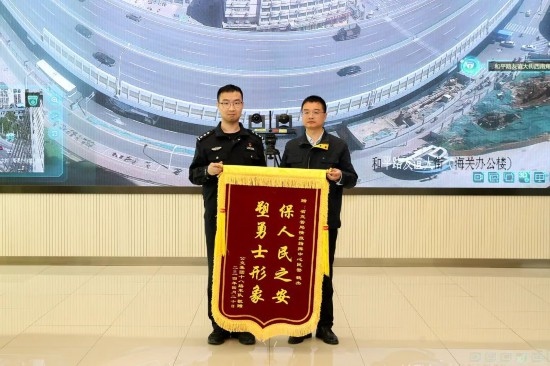 公交車上他一聲大吼！魏杰，好樣的！