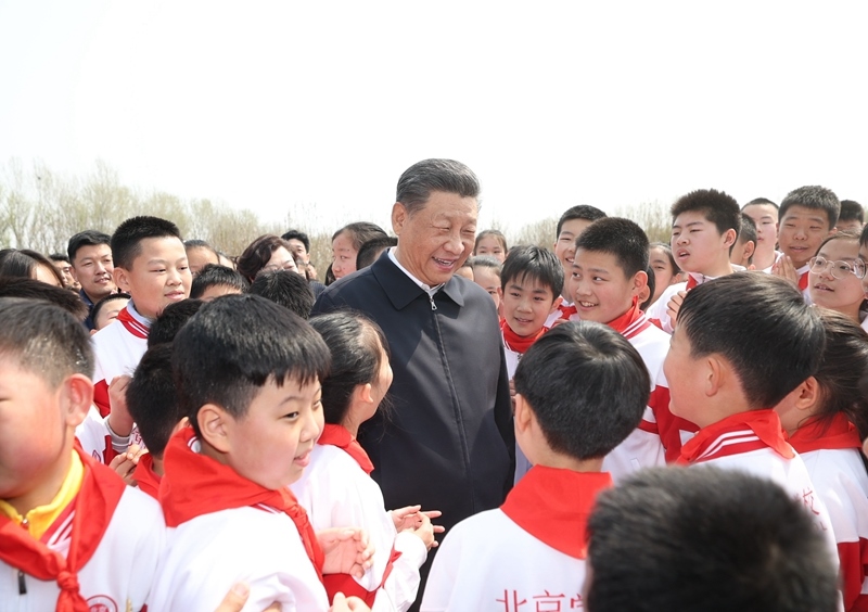 △4月3日，習(xí)近平總書記來(lái)到北京市通州區(qū)潞城鎮(zhèn)參加首都義務(wù)植樹活動(dòng)。這是總書記同少先隊(duì)員在一起。