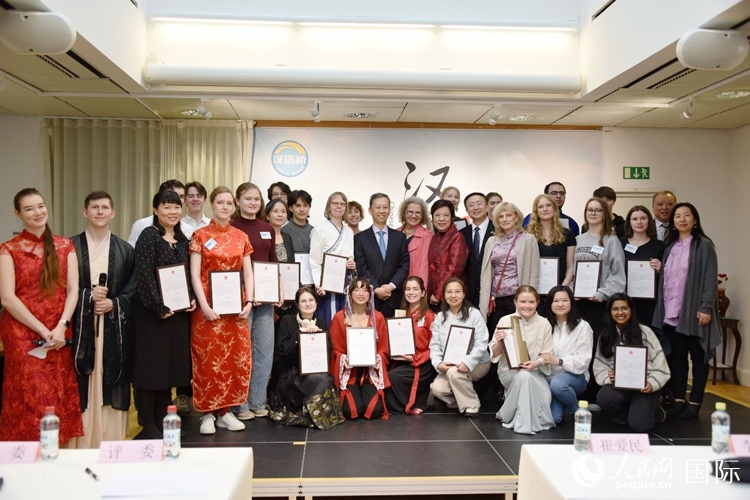 中國駐瑞典大使崔愛民、使館負(fù)責(zé)教育事務(wù)的黃立瓊參贊、預(yù)選賽評委老師和指導(dǎo)老師，以及所有獲獎(jiǎng)選手合影留念。人民網(wǎng)記者 殷淼攝